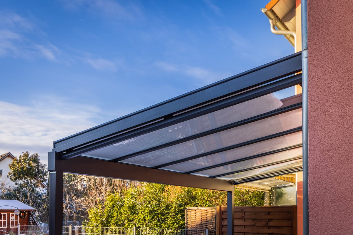 Moderne Markise auf einer Terrasse