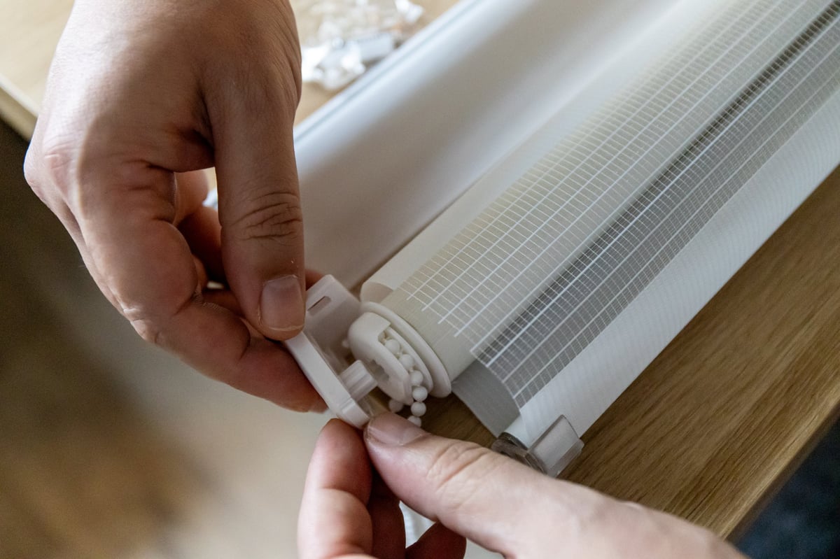 Handwerker bei der Reparatur von Rollläden