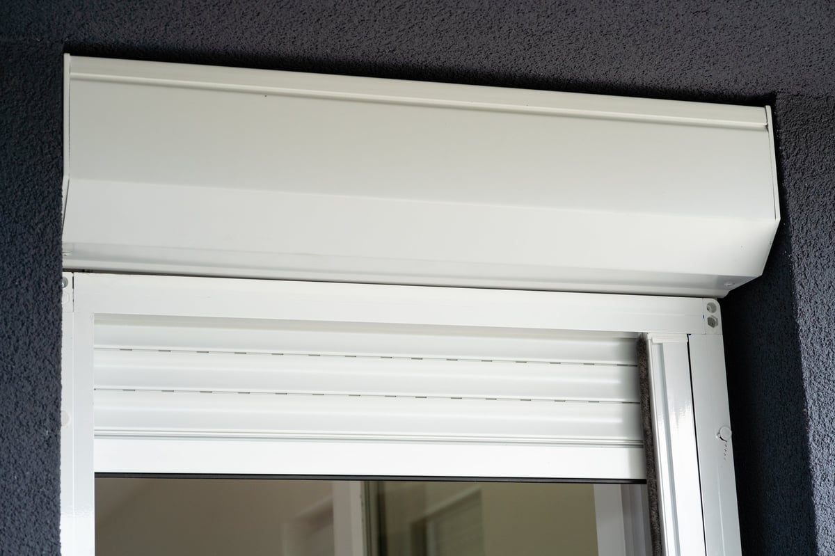 Rollladenkasten an einem Fenster